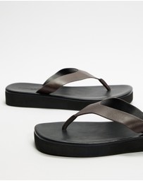 Atmos&Here - Tia Contrast Strap Leather Platform Thongs