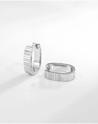 Wanderlust + Co - Ribbed Bar 10mm Huggie Earrings