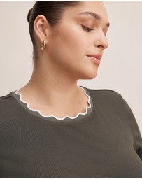Forever New Curve - Rebecca Curve Scallop Trim T-shirt
