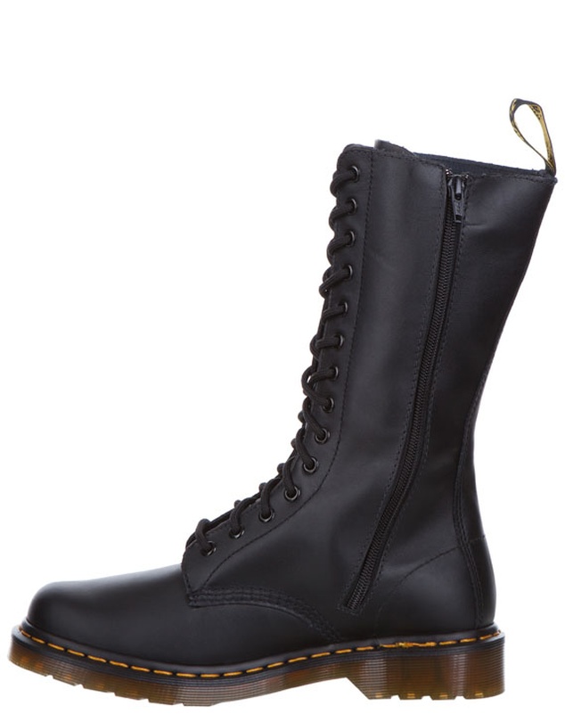 Dr Martens - Vonda 14 Eye Boots
