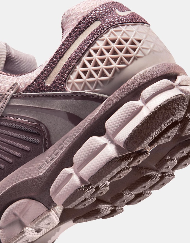 Nike - Zoom Vomero 5 - Women's