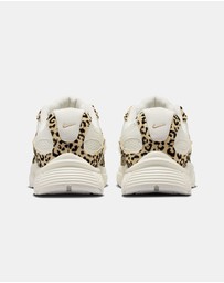 Nike - V5 RNR Suede - Women's