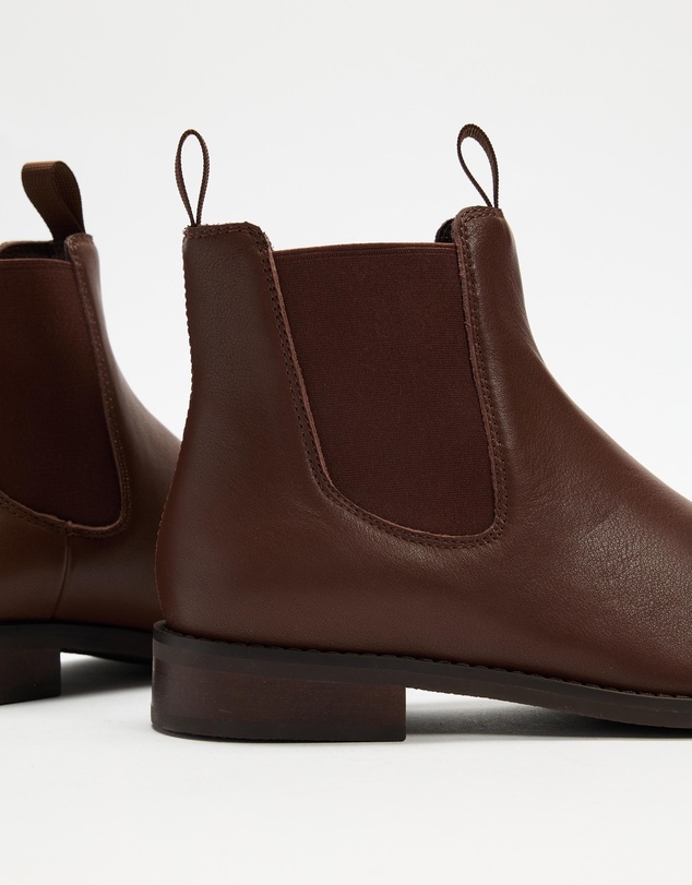 AERE - Leather Chelsea Boots - Men's