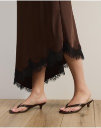 Atmos&Here Curvy - Leoni Asymmetric Lace Satin Skirt