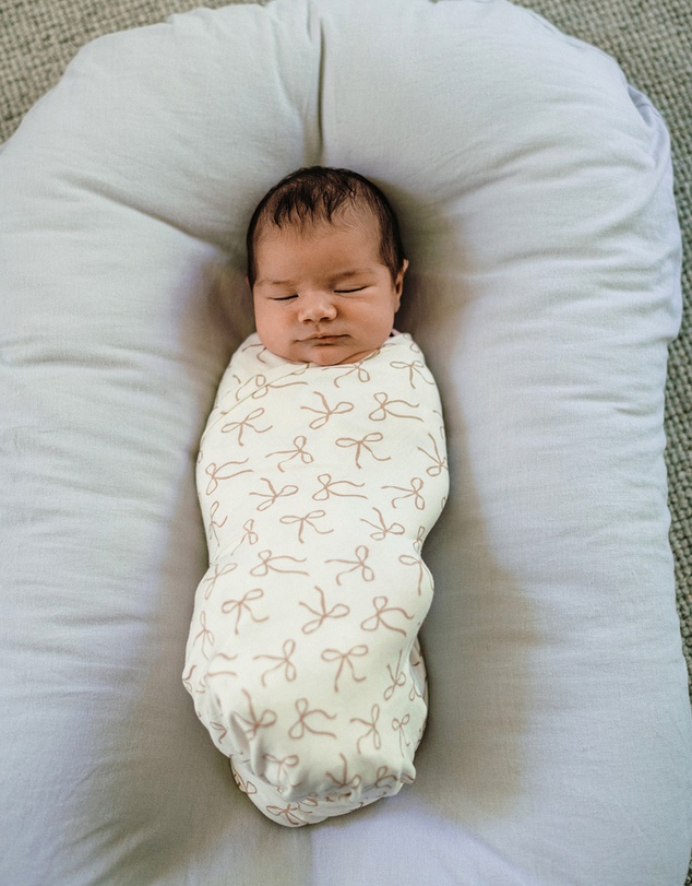 Kynd Baby - Large Stretchy Swaddle in Ivory Bow