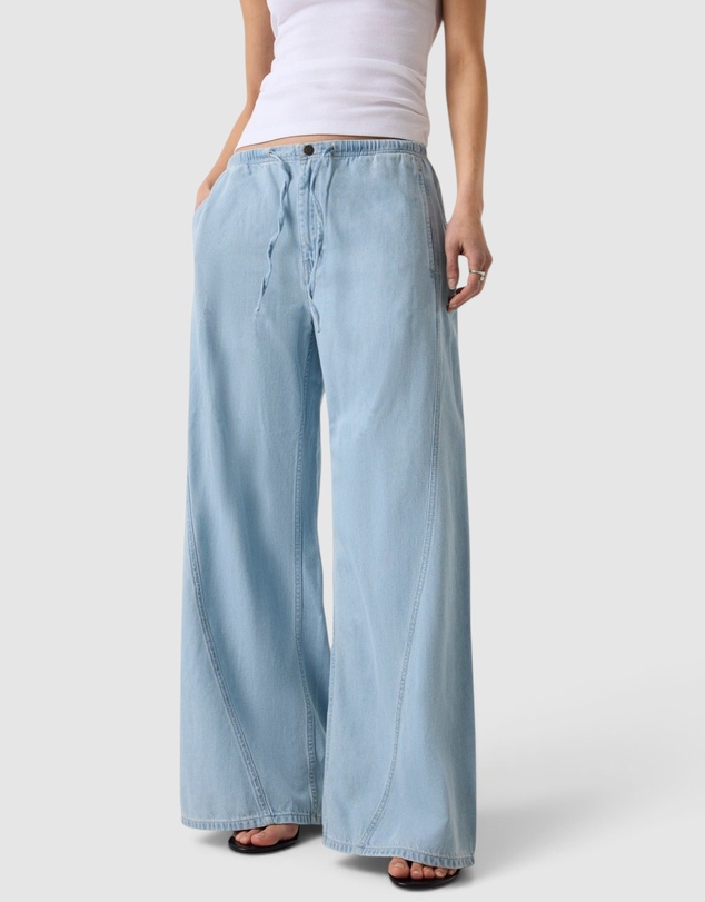 GUESS Jeans - GUESS JEANS Low-Rise Twisted Extra-Wide Jogger Jeans