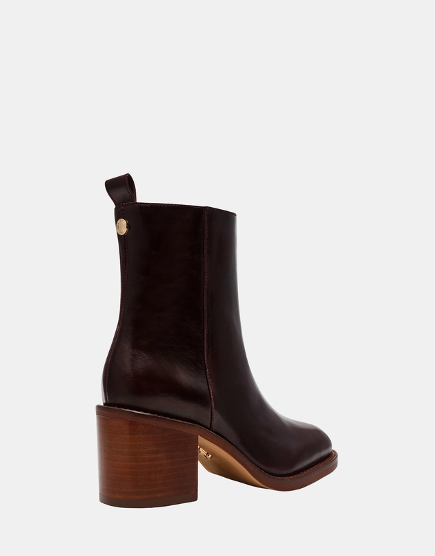 Steve Madden - Slender Brown Leather Boots