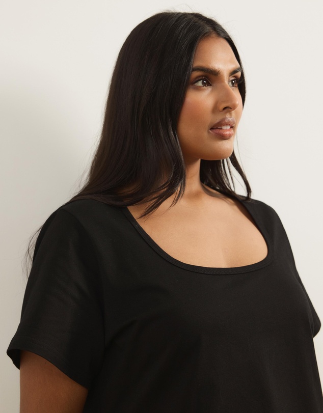 Atmos&Here Curvy - Lana Short Sleeve Scoop Neck Fitted Tee
