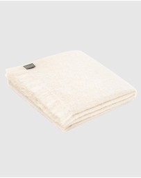 St Albans - Mohair Throw Powder