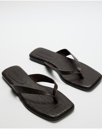 Atmos&Here - Capri Textured Square Toe Leather Thong Sandals