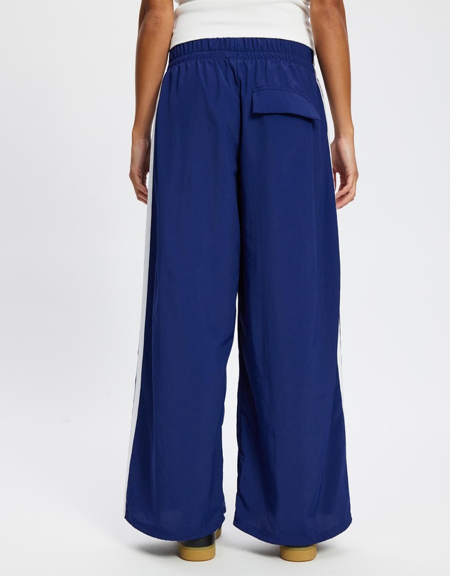 adidas Sportswear - Essentials 3-Stripes Lifestyle Woven Parachute Pants