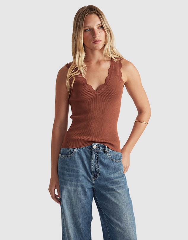 Decjuba - Kai Scallop V Neck