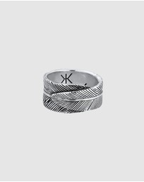 Kuzzoi - ICONIC EXCLUSIVE - Feather Band Ring in Oxidised 925 Sterling Silver