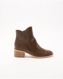 Walnut Melbourne - Marissa Boot