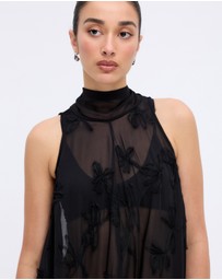 Minima Esenciales - Maelle Floral Applique Maxi Dress