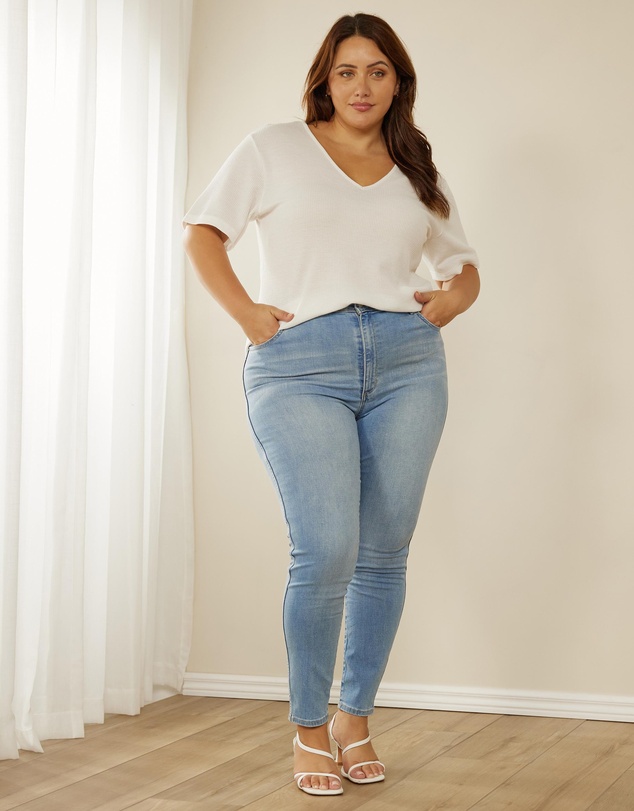 Atmos&Here Curvy - Sasha Waffle V-Neck Tee