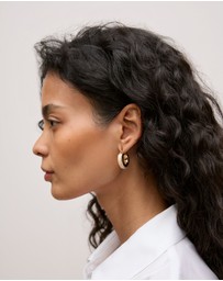 Trenery - Lutra Huggie Earrings in Tahini