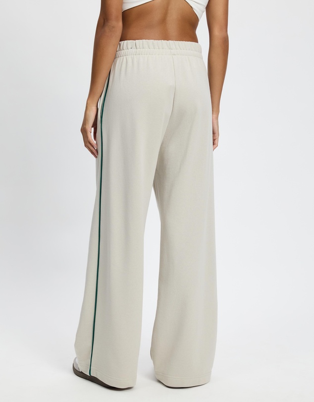adidas Sportswear - Seasonal Essentials Colorpop Pants With Embroidered Graphic