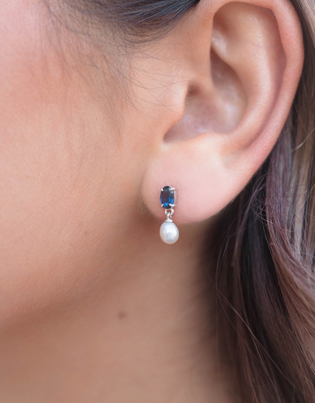 Georgini - GEORGINI OCEANS WHITSUNDAYS FRESHWATER PEARL EARRINGS SAPPHIRE BLUE