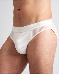TEAMM8 - Casanova Brief