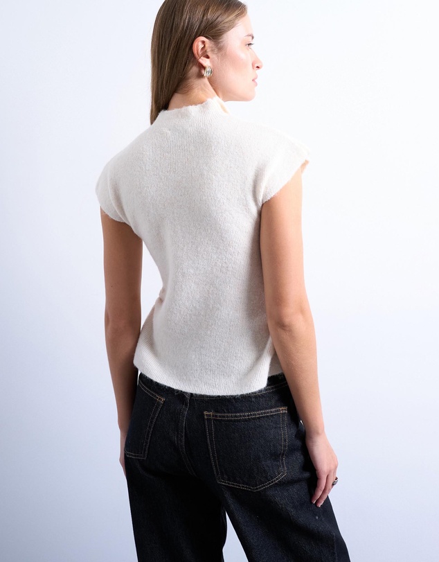 TOPSHOP - Knitted Ruffle Button Top