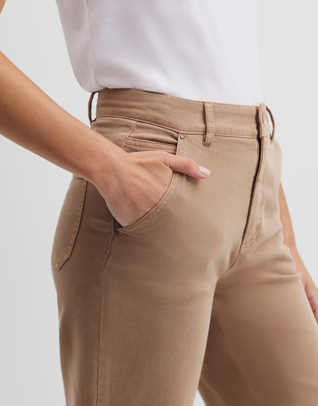 Country Road - Crop Curve Jean