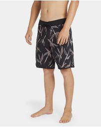 Volcom - Mens Changeling Scallop Mod 19