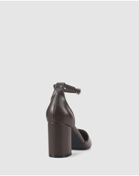 Verali - Eli Closed Toe Block Heels