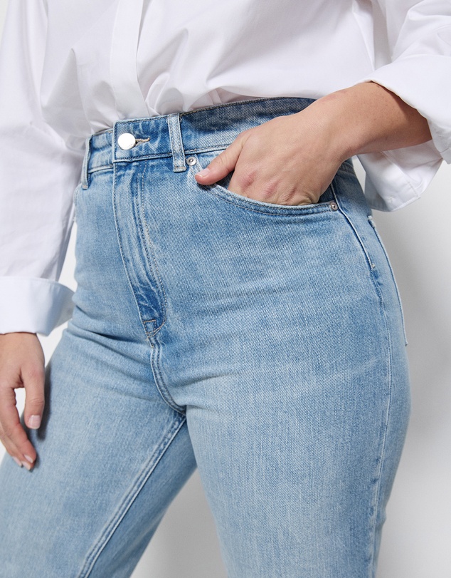 Commonry - The High Rise Crop Girlfriend Jean
