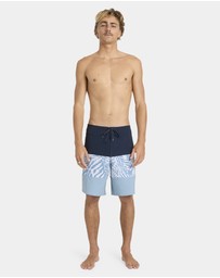 Billabong - Mens Tribong Performance 18.5