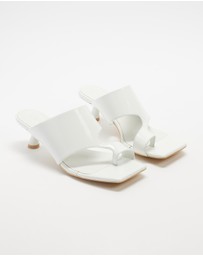 AERE - Asymmetric Heels