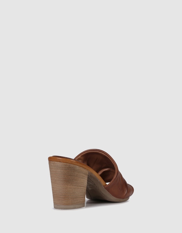 Sempre Di - Larisia Mules