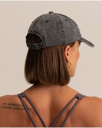 HyperLuxe The Label - Washed Retro Cap