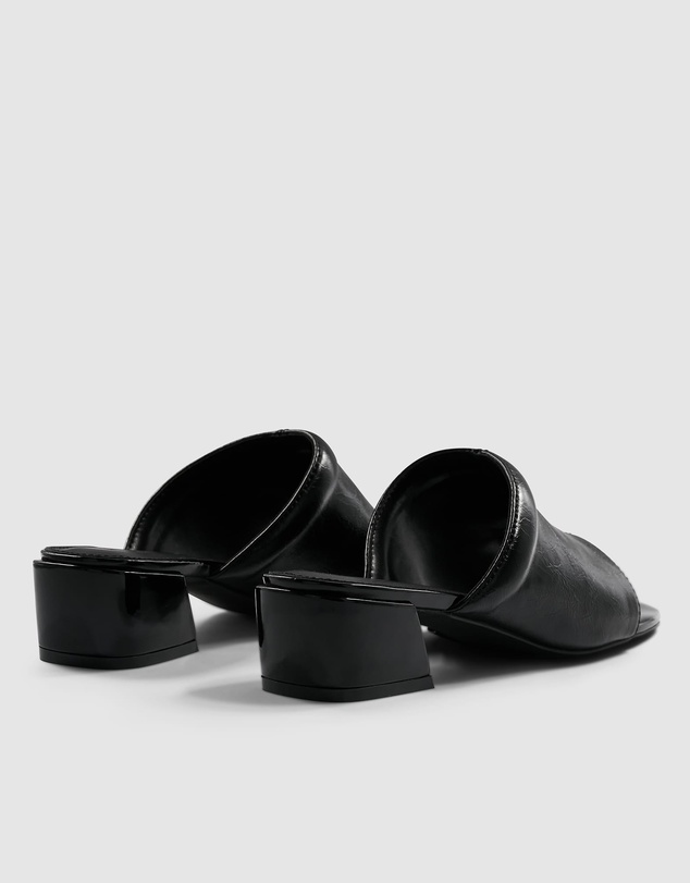Brie Leon - Camille Mule