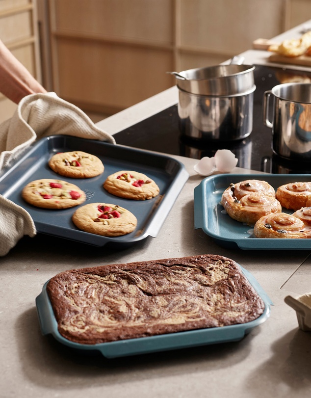 Joseph Joseph - Nest™ Bake Large Non-Stick Baking Tray with Easy-Pull Handles