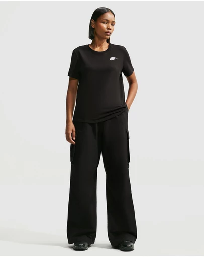 Nike - Sportswear Club Essentials T-Shirt