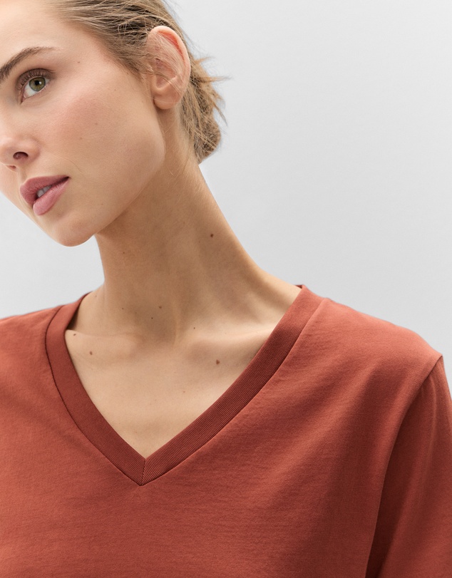 UNISON - The Classic V Neck Tee