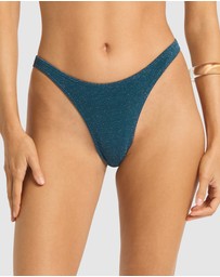 Bond-Eye Swimwear - Scene Brief
