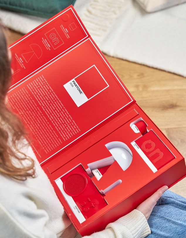 Lexon - Lexon GIFT Set PANTONE - Includes Mino+ Mini Speaker, Flip Classic Clock, Mina M Lamp, Thykho 3 Speaker - 2035 Red