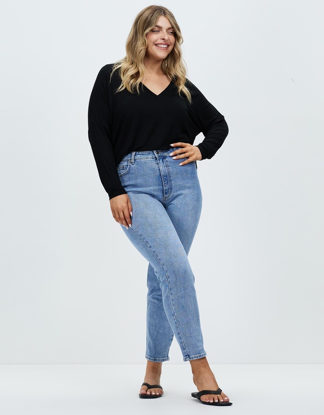 Atmos&Here Curvy - Essential Long Sleeve V-Neck T-Shirt