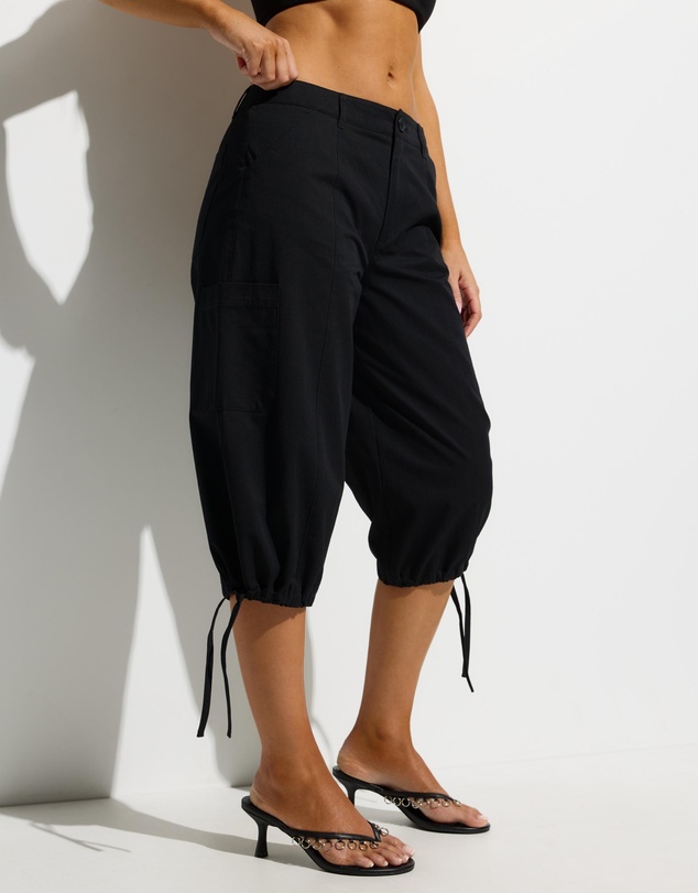 Dazie - Cara Low Rise Cargo Capris