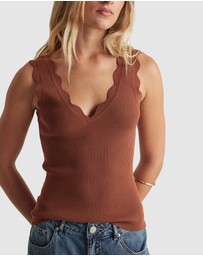 Decjuba - Kai Scallop V Neck