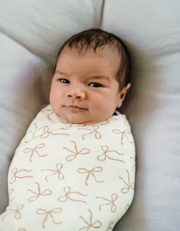 Kynd Baby - Large Stretchy Swaddle in Ivory Bow