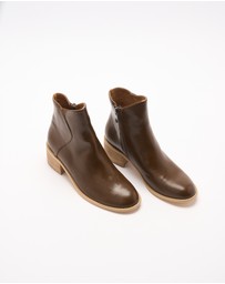 Walnut Melbourne - Marissa Boot