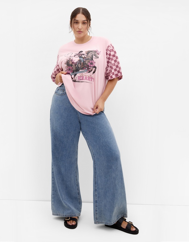 City Chic - Plus size Wrangling Hearts Oversized Tee - pink