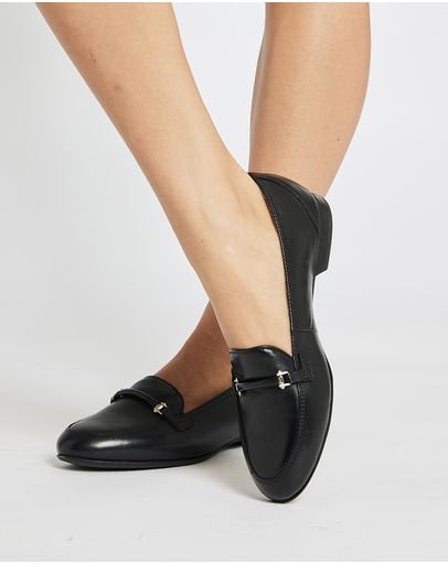 BLACK GLOVE