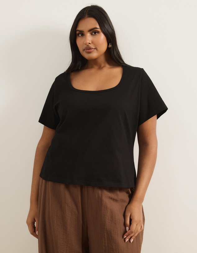 Atmos&Here Curvy - Lana Short Sleeve Scoop Neck Fitted Tee