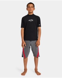 Billabong - Boys 8 to 16 Boys All Day Arch Regular Fit Short Sleeve Rashguard