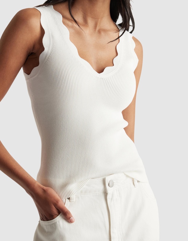 Decjuba - Kai Scallop V-Neck
