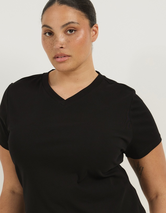 Atmos&Here Curvy - Nova High V-Neck Baby Tee